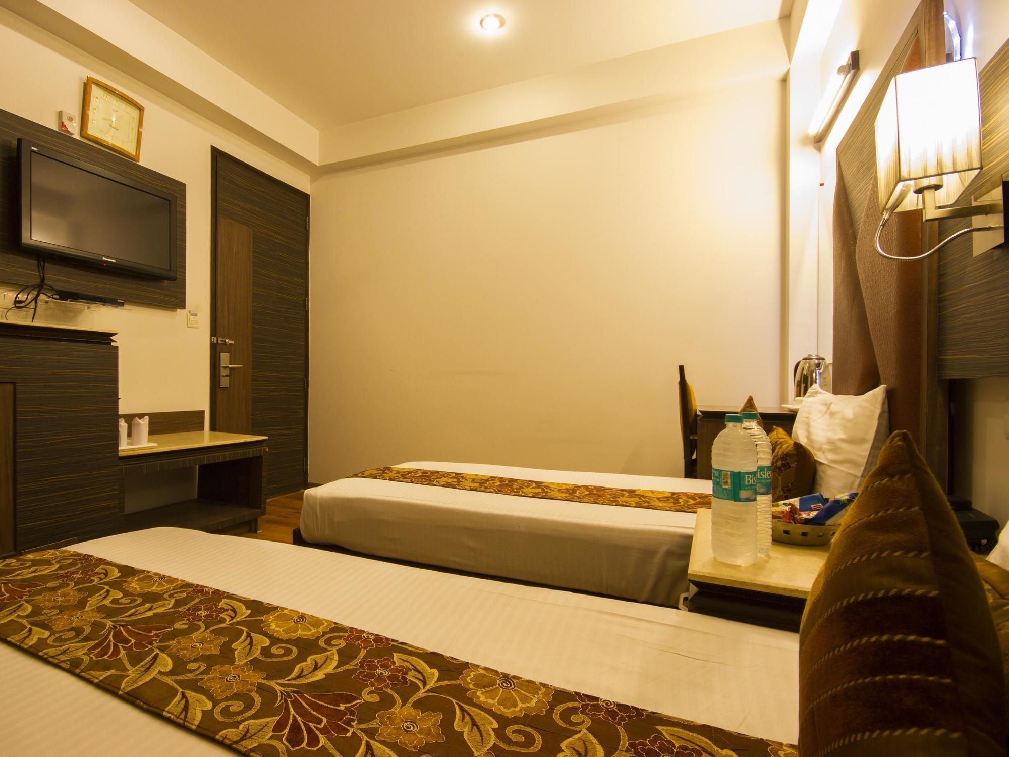Hotel Sunstar Heights Дели Экстерьер фото